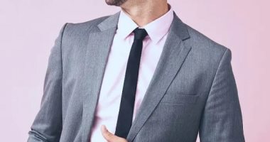 6 قطع أساسية يجب توافرها في دولاب أي رجل.. حذاء رياضي وكرافتة رفيعة