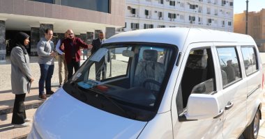 محافظ أسوان يتفقد سيارات المينى فان البديلة لعربات التوك توك والحنطور والتاكسى