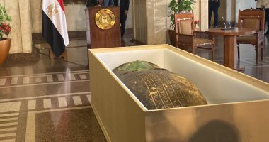 مصر تتسلم تابوتا أثريا فى مقر الخارجية بعد استرداده من أمريكا..صور