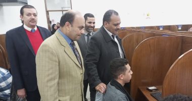 نائب رئيس جامعة بنها يتفقد امتحانات كليتى الحاسبات والعلاج الطبيعى
