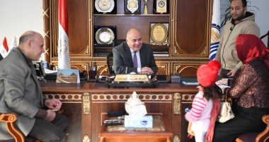 محافظ قنا يستقبل عددا من المواطنين فى مكتبه لبحث مطالبهم