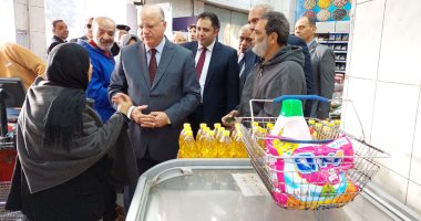 محافظ القاهرة يفاجئ المجمعات الاستهلاكية ويسأل المواطنين عن أسعار السلع.. صور