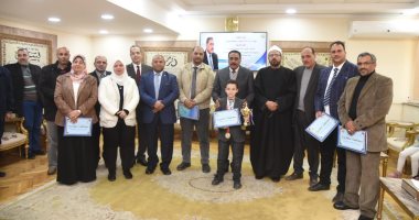 محافظ مطروح يكرم عددا من المتميزين من أبناء المحافظة.. صور