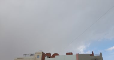 أمطار غزيرة ومتوسطة على مناطق متفرقة بالبحر الأحمر والغيوم تحجب أشعة الشمس