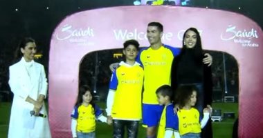 جورجينا وأبناء ورنالدو في أرضية ملعب مرسول بارك للمشاركة في حفل تقديمه