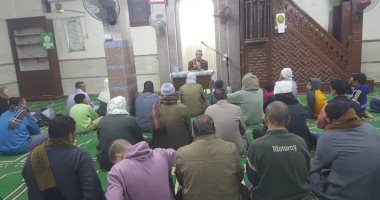 إقبال على مجالس الإقراء لكبار القراء ومقارئ الأئمة بالمساجد.. صور