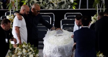 صور.. العالم هذا المساء.. جماهير البرازيل تلقي النظرة الأخيرة على جثمان بيليه في ملعب سانتوس.. رئيس فنزويلا صديقا للأطفال فى احتفالات الكريسماس بـ"عروسة مادورو".. جينيفر لوبيز تحتفى بزوجها بصور جديدة لزفافها