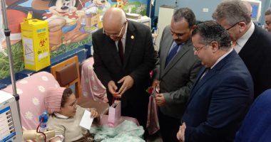 رئيس جامعة بنها يوزع الهدايا والورود على أطفال الغسيل الكلوى بالمستشفى الجامعى