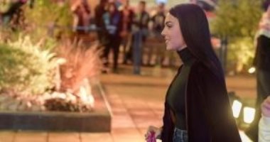  إطلالات جورجينا المختلفة بالعباية.. أسود ونبيتى وكارديجان.. صور 