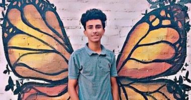 أحمد فنان يجيد رسم اللوحات والجداريات والتشكيل بالطين والأشغال اليدوية.. صور