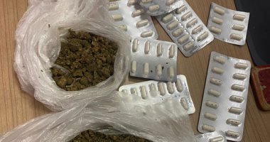 جمارك مطار القاهرة تضبط 25 طلقة حية ومخدرات بحوزة 3 ركاب.. صور