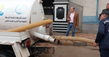 محافظ الغربية يتابع جهود الوحدات المحلية فى رفع مياه الأمطار من الشوارع.. صور