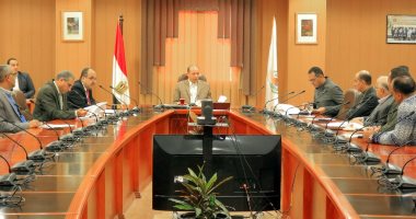 رئيس جامعة المنصورة يتابع معدلات الإنجاز بالمشروعات بقطاعى التعليم والمستشفيات