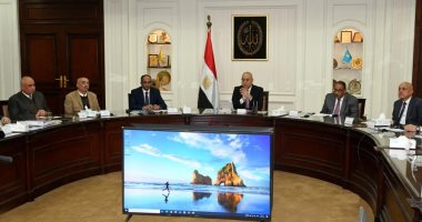 وزير الإسكان يتابع سير العمل بقطاع مرافق مياه الشرب والصرف الصحى