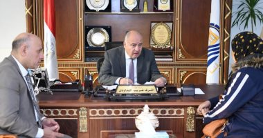 محافظ قنا يستقبل 96 مواطنا بمكتبه لبحث مطالبهم