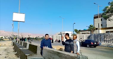 إنشاء 13 مقعدا خرسانيا أمام مستشفى الكرنك بالأقصر لخدمة أهالى المرضى.. صور