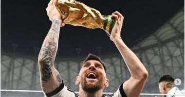 صورة ميسي التي حطمت الأرقام القياسية بكأس مزيف