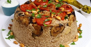 طريقة عمل المقلوبة باللحمة والخضار.. جددى سفرتك دايماً