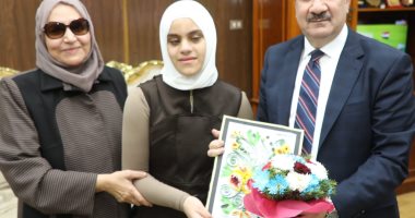 طالبة من قادرون باختلاف تهدى محافظ المنوفية باقة ورد وهدية تذكارية