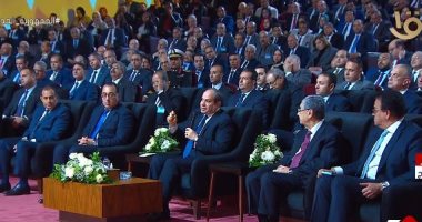 الرئيس السيسي يوجه بتواجد مترجم لغة الإشارة لنقل فعاليات الافتتاحات