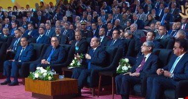 الرئيس السيسي: الطرق والبنية الأساسية أول حاجة لازم تتعمل فى التنمية