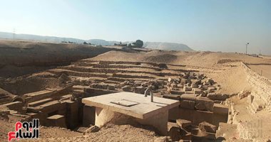 "اليوم السابع" داخل معبد أبيدوس بمدينة البلينا فى سوهاج.. المعبد يرجع تاريخه إلى 5  آلاف سنة.. بناه الملك سيتى الأول وأكمله ابنه الملك رمسيس.. به صالتين الأولى بها 34 عمودا والثانية 36 و7 مداخل.. صور