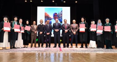 محافظ الإسماعيلية ورئيس جامعة القناة يشهدان تخريج الدفعة 35 لكلية الطب
