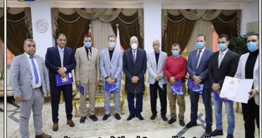 محافظ جنوب سيناء يكرم فريق عمل وحدتى الميكنة والتدريب الداخلى بالمحافظة