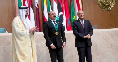 محافظ أسوان يتسلم جائزة التميز الحكومى العربى كأفضل محافظ على مستوى العالم العربى 