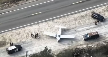 طيار عمره 18 عامًا ينقذ عائلته بهبوط اضطرارى على الطريق السريع.. فيديو