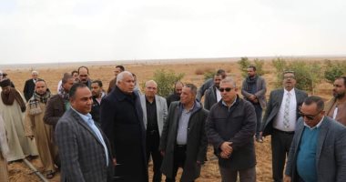 محافظ الوادى الجديد يتفقد مشروعات الاستثمار الزراعى على مساحة 2500 فدان