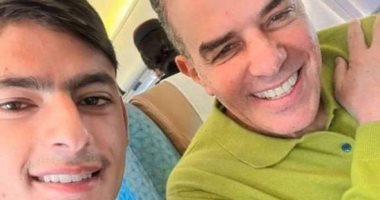 كريستو ينشر صورة برفقة أمين صندوق الاهلى فى طائرة "القاهرة"