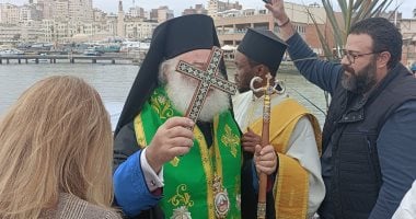 إلقاء الصليب فى البحر والغطس لإحضاره.. طقوس الروم الأرثوذكس بعيد الغطاس بالإسكندرية