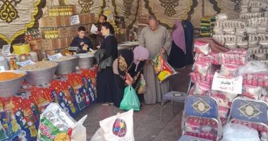 تموين الجيزة تقيم شادرا فى مركز الصف لتوفير السلع الأساسية بتخفيضات تصل لـ30٪؜.. صور