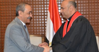 محافظ الإسماعيلية يزور كنائس المحافظة للتهنئة بعيد الميلاد المجيد