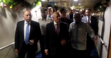 محافظ بورسعيد يزور أكبر مكتبة عائمة فى العالم.. صور