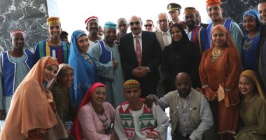 استقبال حافل لـ"أشرف عطية" فى أسوان بعد فوزه بأفضل محافظ عربى.. صور