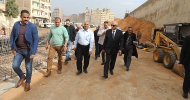 محافظ الجيزة يتفقد أعمال إصلاح كسور بماسورة مياه بالطالبية.. صور