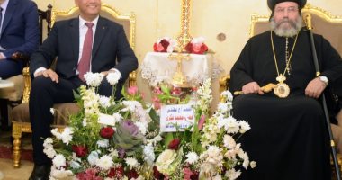 محافظ الدقهلية والقيادات الأمنية والتنفيذية يقدمان التهنئة للإخوة الأقباط بالكنائس