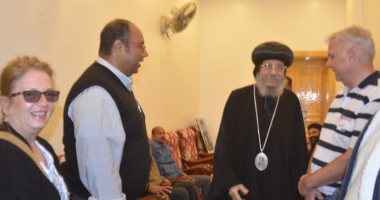 سياح أجانب يزورون كنائس الأقصر لتقديم التهانى بعيد الميلاد المجيد.. صور