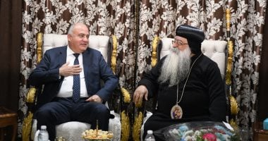 محافظ قنا يزور مطرانية دشنا لتهنئة الأقباط بعيد الميلاد المجيد.. صور