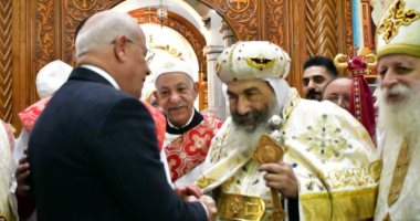 محافظ بورسعيد يقدم التهنئة للأقباط بعيد الميلاد فى عدد من الكنائس.. صور