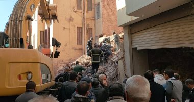 إنقاذ فتاة وانتشال 4 جثث من أسفل أنقاض العقار المنهار بأسيوط حتى الآن