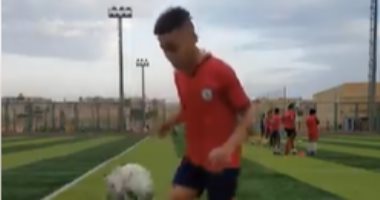 "معجون بالكورة".. فى المدرسة صباحا ويساعد والده مساء وقدوته محمد صلاح (فيديو)