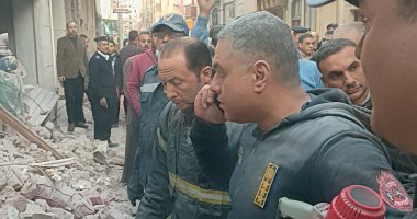 مكالمة بين قائد فريق الإنقاذ وسيدة تحت أنقاض عقار أسيوط المنهار.. فيديو