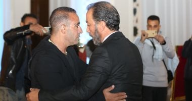 أحمد السقا يقدم العزاء لـ طارق لطفى فى وفاة والدته بمسجد الشرطة
