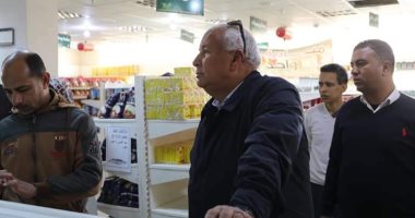 محافظ الوادي الجديد يتابع توافر السلع وجهود مبادرات تخفيض الأسعار بالأسواق