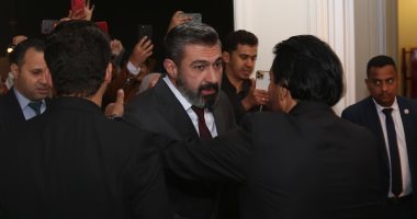أشرف زكى وياسر جلال فى عزاء والدة طارق لطفى
