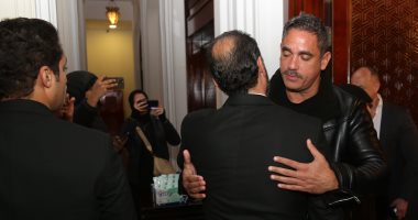 أمير كرارة ومحمد الشقنقيرى يقدمان واجب العزاء لـ طارق لطفى بمسجد الشرطة بالتجمع