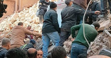 تفاصيل انهيار عقار أسيوط.. انتشال جثتين وإنقاذ فتاة والبحث عن ناجين (فيديو)